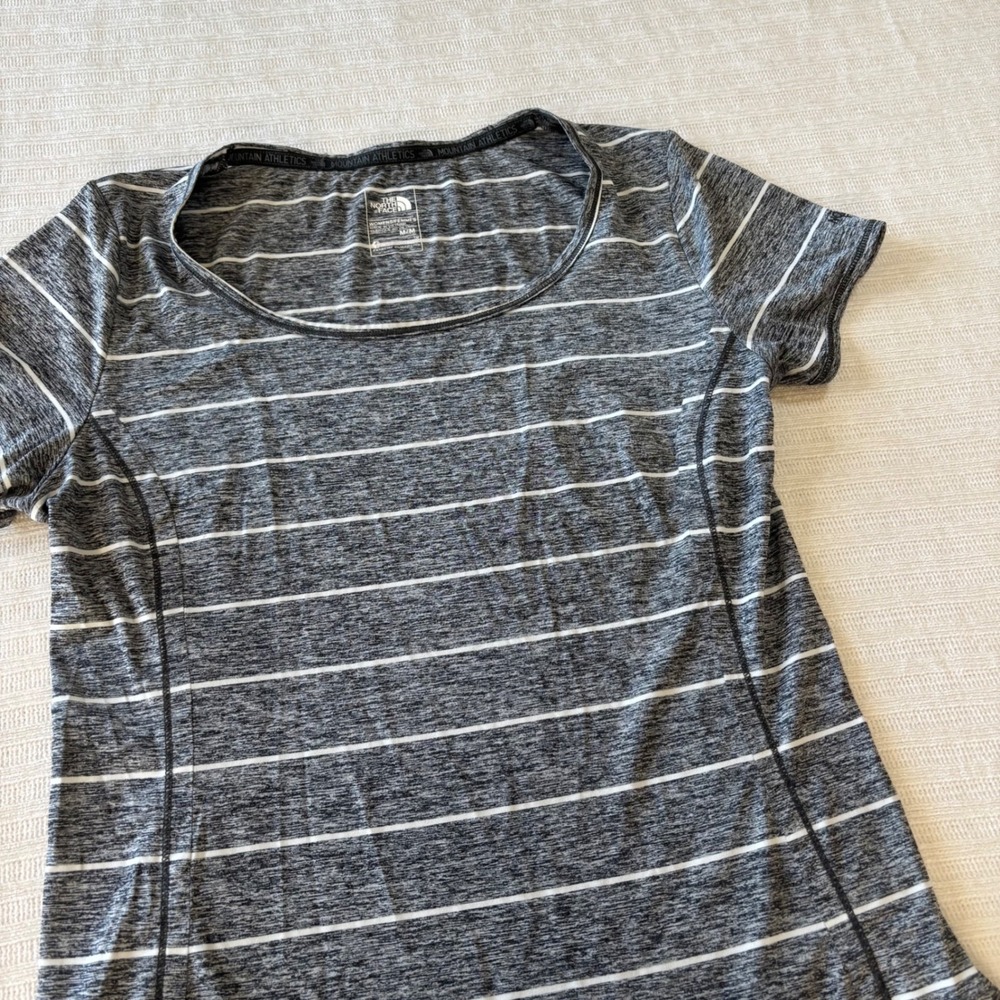 The North Face Mountain Athletics Gray Striped FlashDry-XD Training Top Womens M